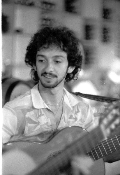 musico_tlse2.jpg - argentino a la guitarra