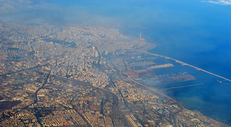 JSC_19860001.JPG - - Casablanca - Casablanca (en árabe clásico الدار البيضاء, ad-Dār al-Baīḍaʾ, «La Casa Blanca»; en dialecto marroquí Dar Beīḍa o Casa Blanca) es la ciudad más grande de Marruecos. Capital económica del país, está situada en la costa del océano Atlántico a 80 km al sur de la capital Rabat. Es la ciudad marroquí más poblada con 6.434.422 de habitantes. Casablanca debe su denominación al hecho de que, antiguamente, los marinos portugueses que costeaban este lugar, la identificaban por una pequeña casa blanca situada sobre la colina de Anfa, «a casa branca».
