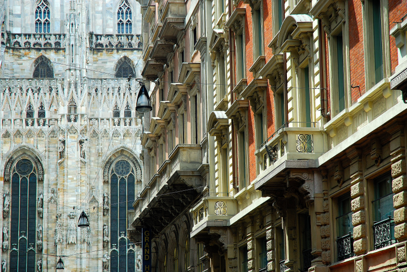 milano20070618_11.JPG - - Milán - El Duomo di Milano es una catedral gótica (la palabra Duomo viene del latín Domus Dei, que significa Casa de Dios) emplazada en la ciudad italiana de Milán. Tiene 157 metros de largo y puede albergar 40.000 personas en su interior. Las ventanas mayores del coro tienen la reputación de ser las mayores del mundo.