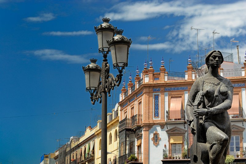 _S084877.jpg - Sevilla - monumento al flamenco - El escultor de esta obra, fechada en 1993, es el sevillano Jesús Gavira Alba. A sus pies se puede leer la siguiente inscripción y dedicatoria que da nombre a la escultura: "Triana al Arte Flamenco"