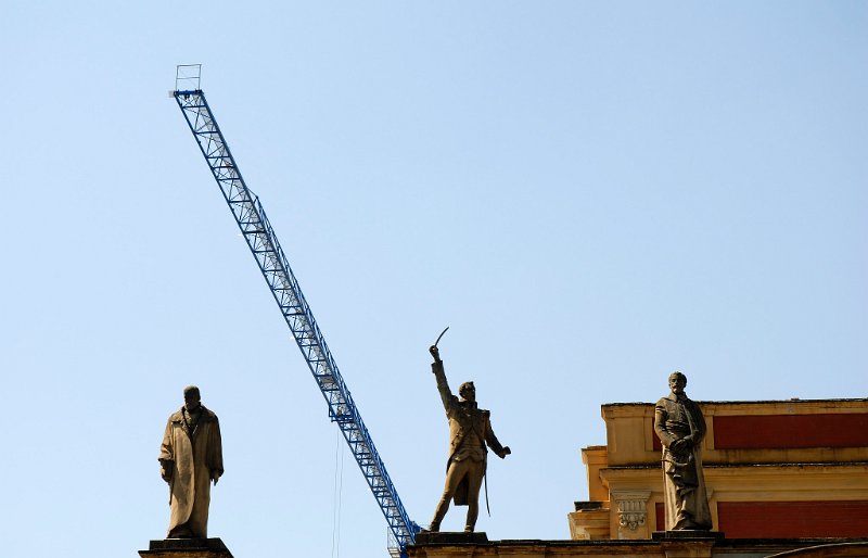 _S0850770001.JPG - Sevilla - ciudad maravillosa - Los orígenes del núcleo original de la ciudad se encontraba en una isla del Guadalquivir y fue fundada por la nativa civilización de Tartessos, en la actual zona de la Alfalfa. Estos indígenas llamaban Spal o Ispal a este poblado.